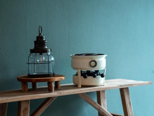 a shelf with a jar and a pot on it at Vakantiehuisjes "De Veldzijde" in Losser