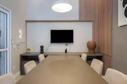 Μια τηλεόραση ή/και κέντρο ψυχαγωγίας στο Moderno Apartamento no Cambuí