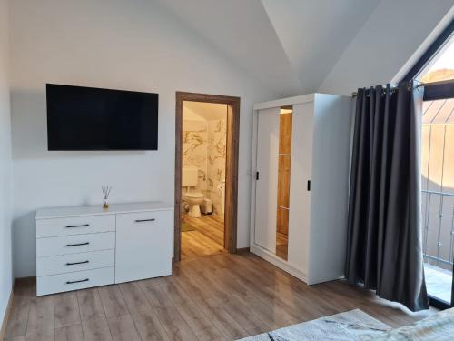 Una televisión o centro de entretenimiento en MaxView