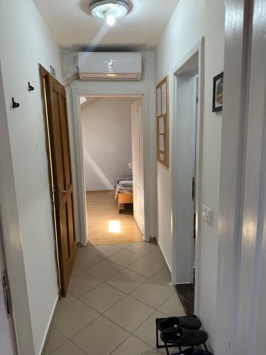 einen Flur mit einem Flur, der zu einem Zimmer führt in der Unterkunft Stan na dan Uzanovic in Šabac