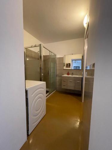 un bagno con lavatrice e lavandino di Verona e Dintorni - Bil a Verona