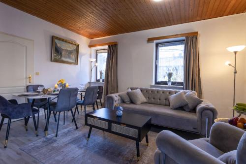 a living room with a couch and a table at AMAYA SUITES nahe Heide Park, Serengeti Park & A7 in Soltau