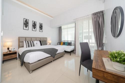 ein Schlafzimmer mit einem großen Bett, einem Tisch und einem Schreibtisch in der Unterkunft Reach Patong beach in one minute in Patong Beach