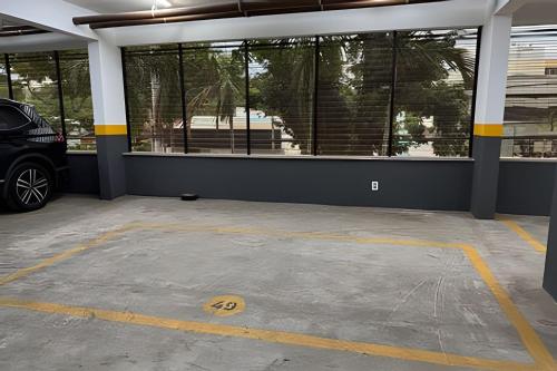 a garage with a car parked inside of it at Aconchegante Studio no Cambuí in Campinas