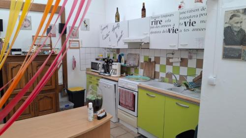 Kuchyň nebo kuchyňský kout v ubytování Chambres D'hôtes Le Bellevue -
