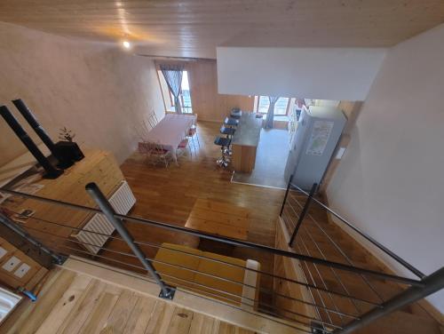 an overhead view of a room with a table and chairs at Appartement 75m2 - Centre-ville in Parthenay