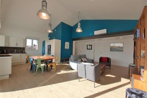 une cuisine et un salon avec une table et des chaises dans l'établissement Villa 4 personnes - 5 minutes mer - plein sud à trevou-treguignec pres de perro, à Trévou-Tréguignec