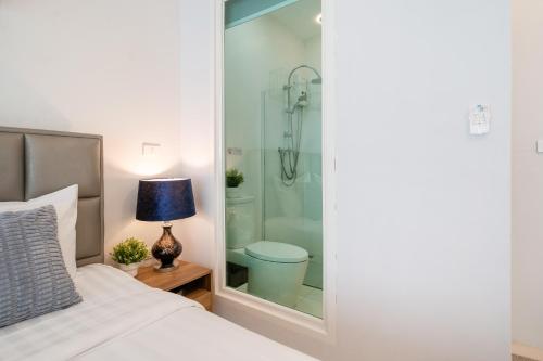 ein Schlafzimmer mit Dusche mit Toilette und einem Bett in der Unterkunft Reach Patong beach in one minute in Patong Beach