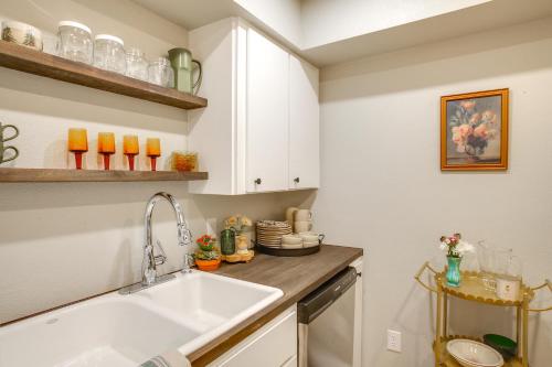 RathdrumにあるTwin Lakes Retreat Lake and Golf Access!のシンクとカウンタートップのあるキッチン