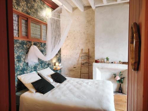 Una cama o camas en una habitación de Les Chambres Postales - Halte Ressourçante Occitanie