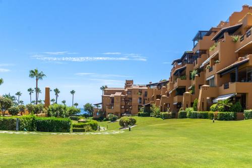 Sea-view luxurious apartment on the beach of Etepona