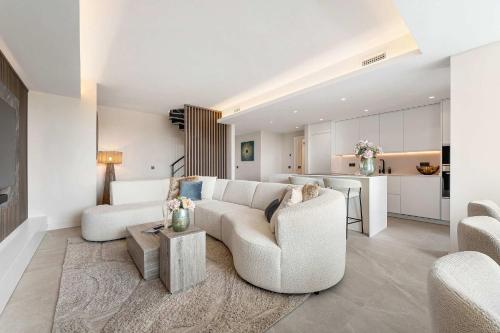 Penthouse Lira I Modern Luxurious Plunge Pool