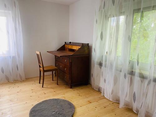 a desk and a chair in a room with a window at Ferienwohnung Heilmanns Hof in Hausen