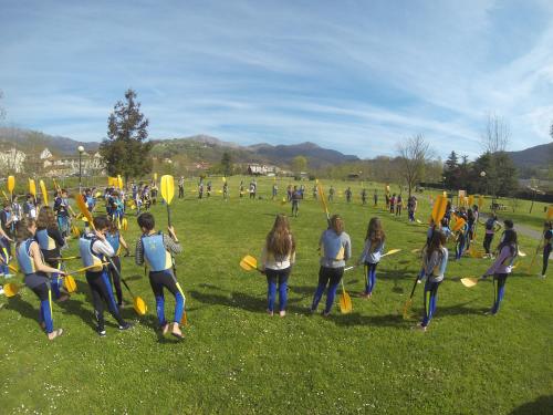 a group of people standing in a field with frisbees at Conjunto Hotelero La Pasera in Soto de Cangas