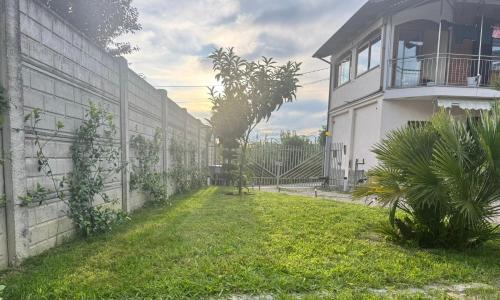 a yard in front of a house with a building at Casa Nada in Neive