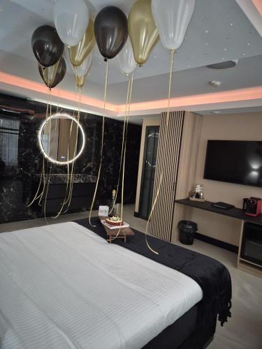 a room with a bed with balloons hanging from the ceiling at Hotel Broer & Zus in The Hague