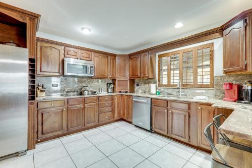 Η κουζίνα ή μικρή κουζίνα στο Near Golfing and Preserves Home in West Palm Beach