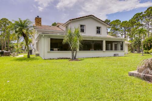 Κήπος έξω από το Near Golfing and Preserves Home in West Palm Beach