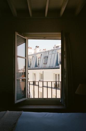 パリにあるHôtel Masséのベッドルームの窓