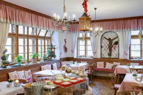 a dining room with tables and chairs and windows at Hametner mit Innviertlerhaus mit Thermenzugang in Bad Hall