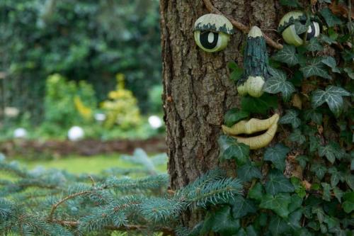 a tree with a face drawn on the side of it at Hametner mit Innviertlerhaus mit Thermenzugang in Bad Hall