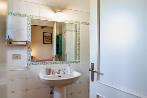 a bathroom with a sink and a mirror at Agriturismo La Concia in Gavorrano
