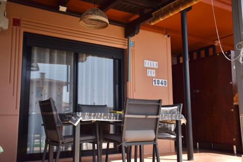 a dining room with a table and chairs at Villa Zen in Majanicho