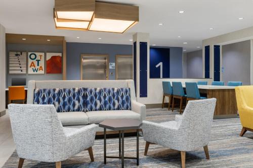 Coin salon dans l'établissement Holiday Inn Express & Suites Ottawa East-Orleans by IHG