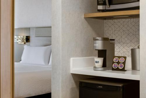 Un ou plusieurs lits dans un hébergement de l'établissement Holiday Inn Express & Suites Ottawa East-Orleans by IHG