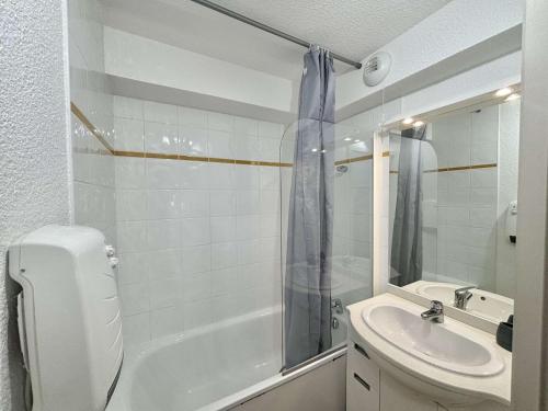 une salle de bain blanche avec un lavabo et une douche dans l'établissement Appartement cosy à Flumet, pieds des pistes, 4 pers., piscine, parking, minibox Wifi. - FR-1-603-75, à Flumet