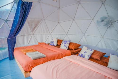 a room with two beds in a dome tent at อาฉ่างแคมป์ Achang Camp in Mon Jam