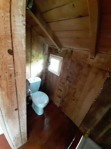 Ένα μπάνιο στο Cabane perchée de Lys dans les chênes verts et le micocoulier