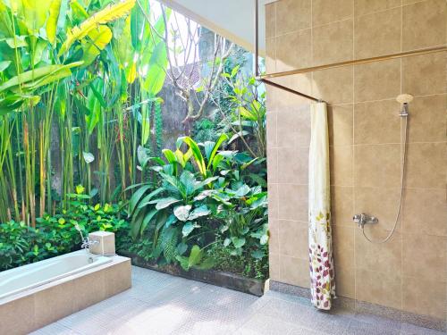 Taman di luar Villa Nirvana