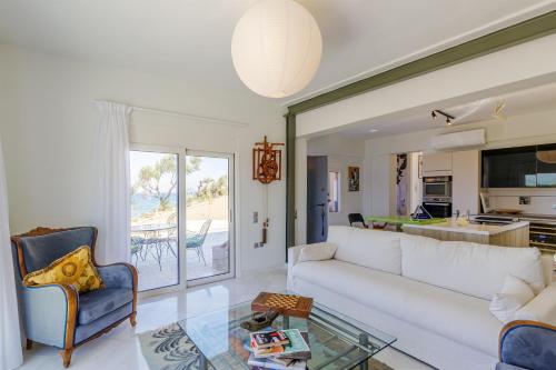 Η κουζίνα ή μικρή κουζίνα στο Elaia's modern house with panoramic view