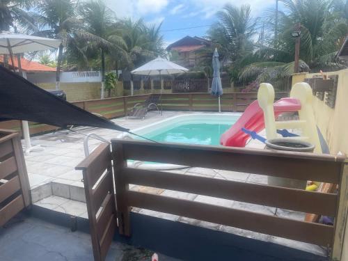 uma piscina com escorrega em Casa Canto da Sereia Farol Velho em Salinópolis