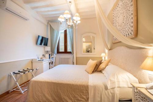 a bedroom with a large bed in a room at Boutique Hotel Masolino in Panicale