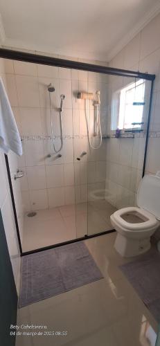 a bathroom with a shower and a toilet at Quarto individual in Mogi das Cruzes