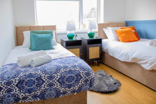 Postel nebo postele na pokoji v ubytování Harvard House, Stylish 3 Bedroom House in Solihull 5 mins to the NEC, BHX ,JLR with free parking