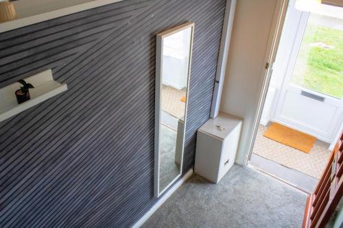 Koupelna v ubytování Harvard House, Stylish 3 Bedroom House in Solihull 5 mins to the NEC, BHX ,JLR with free parking