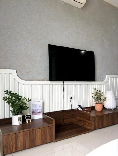 Μια τηλεόραση ή/και κέντρο ψυχαγωγίας στο Khoaistay Homestay, Nera Garden Hue