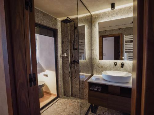 Bilik mandi di Zyra boutique hotel