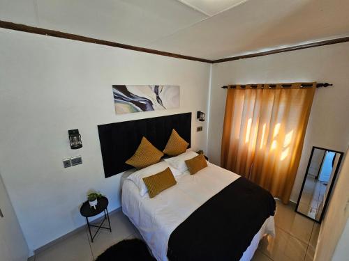 Ένα ή περισσότερα κρεβάτια σε δωμάτιο στο Dube Flats Guest House