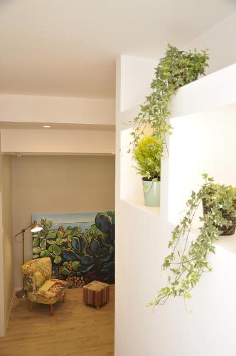 a living room with plants on the wall at Anaka sweet home in Agrigento