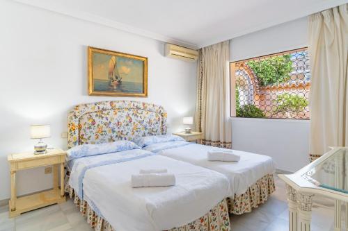 Un dormitorio con dos camas y una ventana. en Exclusive Villa Elmessidor, en Marbella