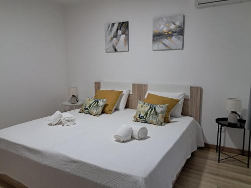 a white bed with towels on top of it at Casa do Sardão in Sardoal