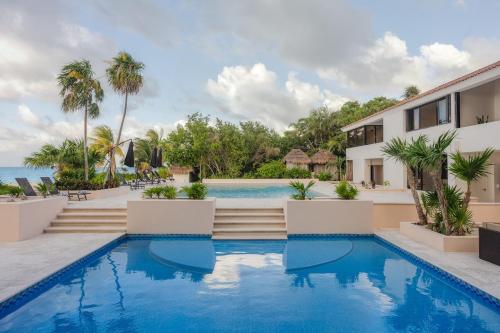 Бассейн в Casa Playa Cozumel - Luxury Beachfront Villa или поблизости