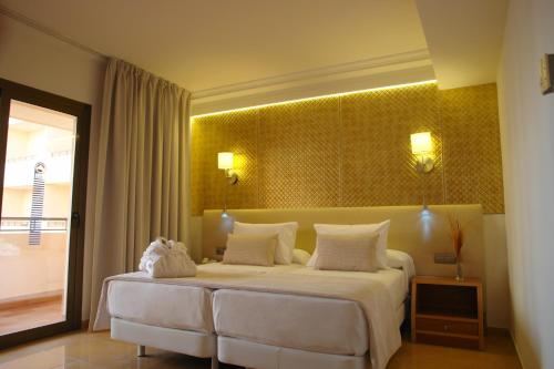 Ένα ή περισσότερα κρεβάτια σε δωμάτιο στο Invisa Hotel La Cala