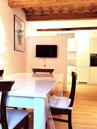 Μια τηλεόραση ή/και κέντρο ψυχαγωγίας στο Apartment Borgo 29