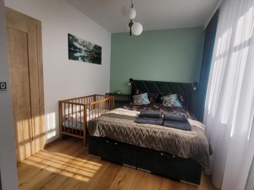 Ένα ή περισσότερα κρεβάτια σε δωμάτιο στο Zielony apartament w Wileńska Park i prywatne miejsce w garażu podziemnym