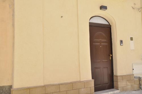 a brown door on the side of a building at Anaka sweet home in Agrigento
